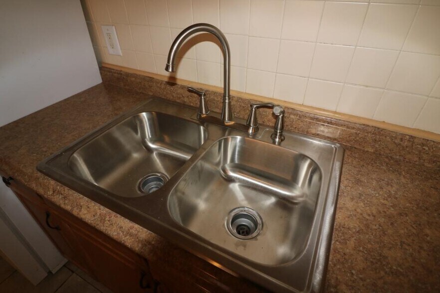 Building Photo - 1316 E 10th St