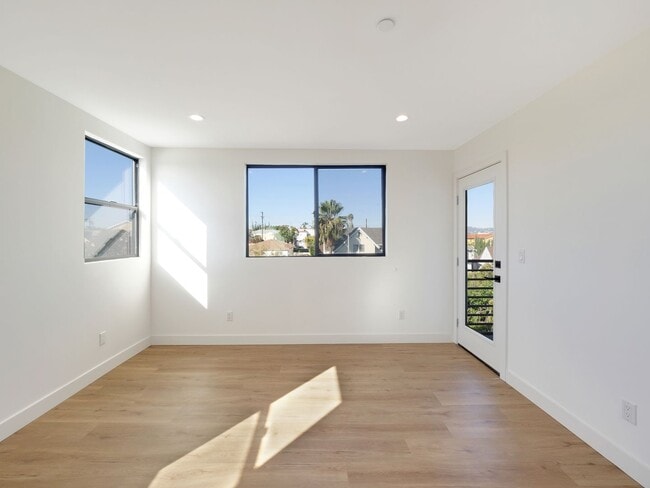 Building Photo - Massive 4 & 5 Bed Luxury Townhomes