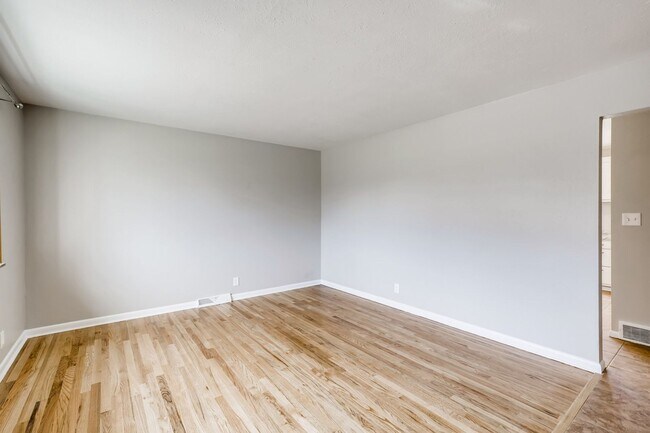Building Photo - Recently Remodeled 4 bedroom, 2 bath Ranch Style Boulder House