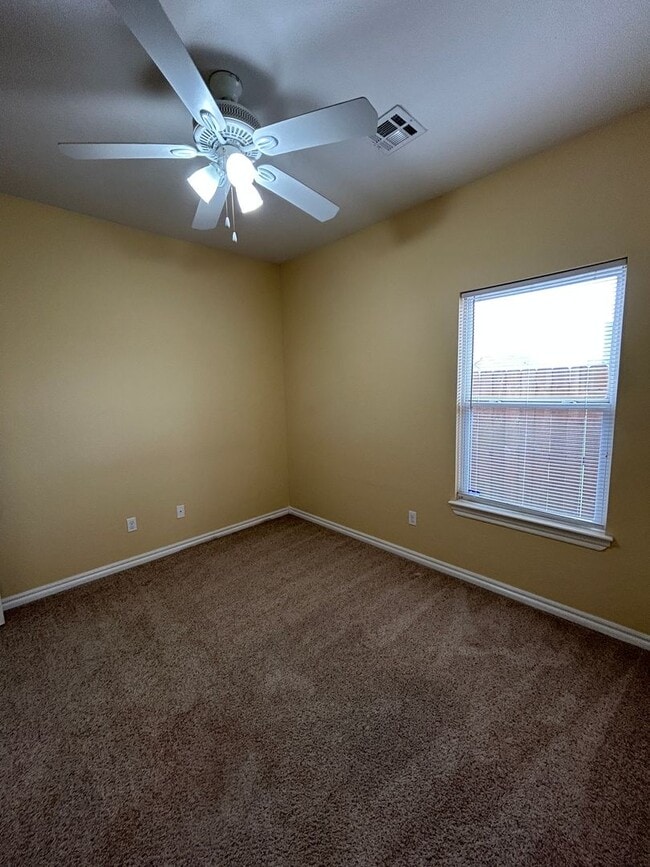 Building Photo - 4 bedroom, 2 bathroom NOW Available!