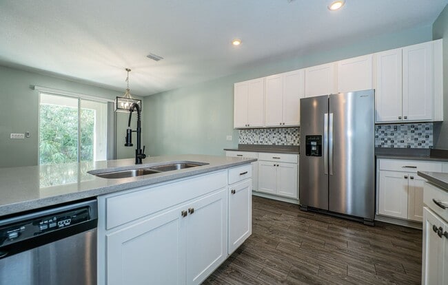 Building Photo - Large 3/3/2 Townhome Carrollwood