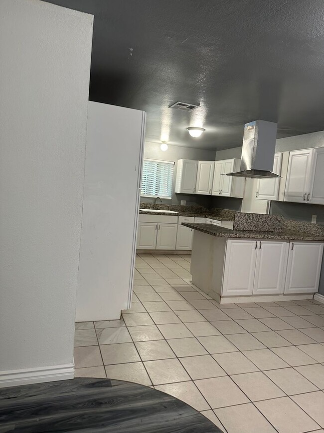 Building Photo - Luxurious 3-Bedroom Home with Detached Garage and New Updates in San Bernardino