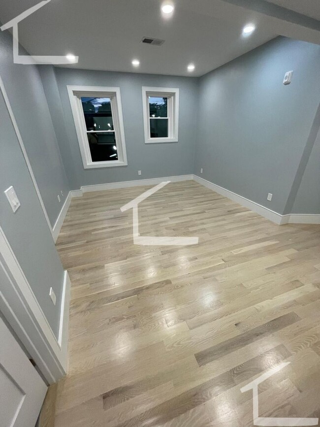 Building Photo - Huge 3 bed in Washington square