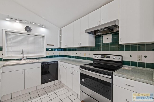 Building Photo - 813 N Shore Dr