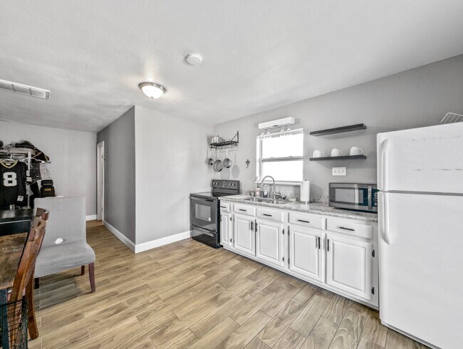 Building Photo - 3404 Lake Lynn Dr