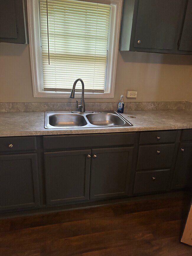 Building Photo - 1143SD