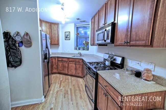 Building Photo - 817 W Addison St