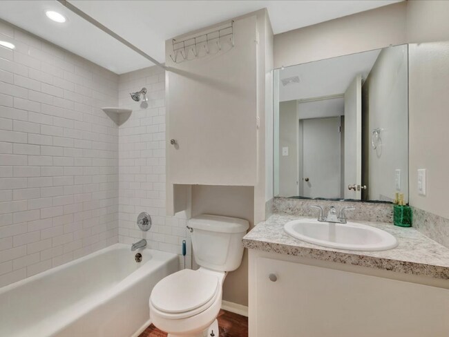 Building Photo - 208 E Starr Ave