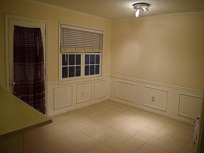 Building Photo - 2065 Vernon Commons