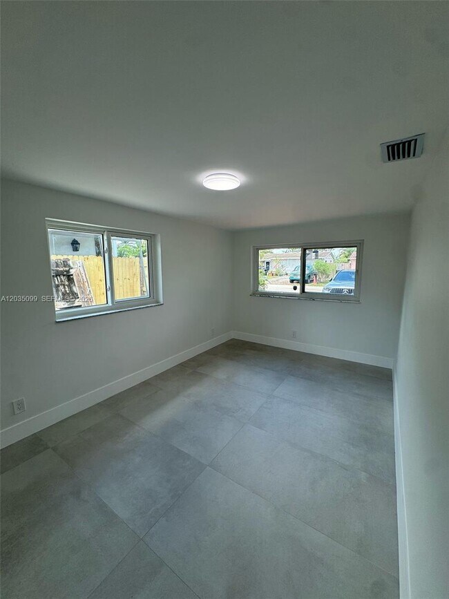 Building Photo - 4028 SW 49th Ct