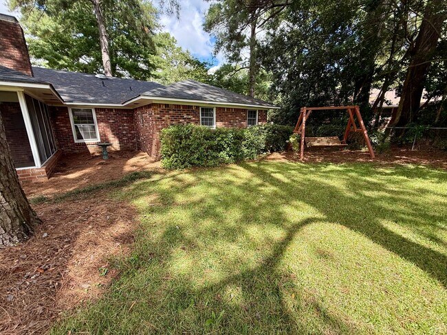 Building Photo - 4 Bedroom Brick Home in Alice Drive Area!