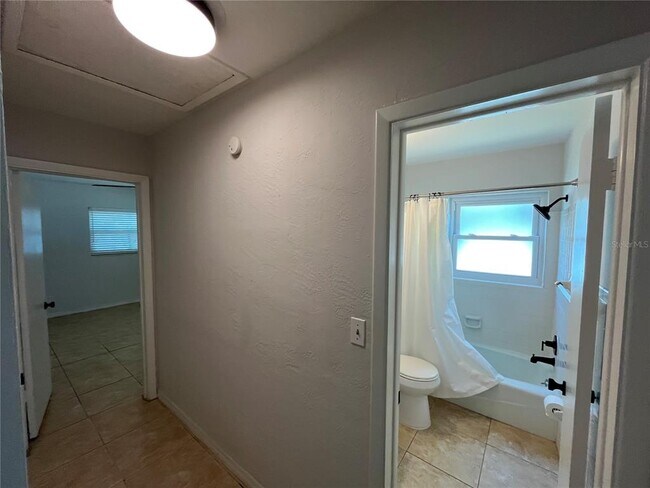 Building Photo - 422 Crosswinds Dr