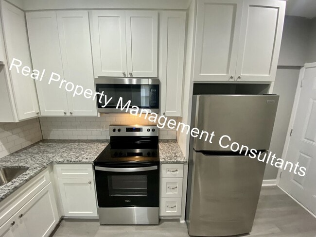 Building Photo - Renovated 3-Bedroom Home! Deposit Free Living Available via Obligo