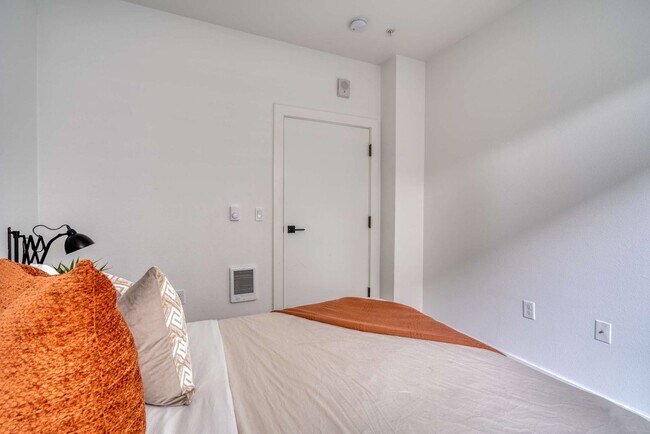 Building Photo - 4980 N Vancouver Ave