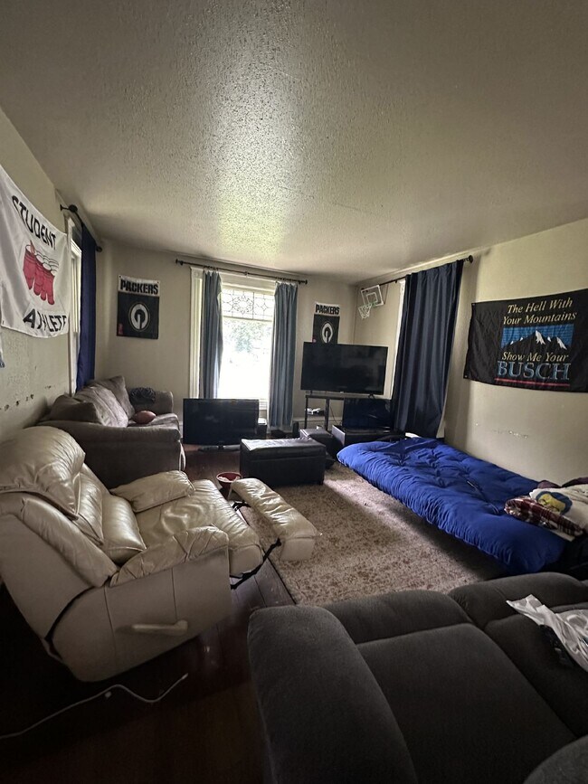 Building Photo - Amazing 4 Bed 1 Bath close to UWEC!