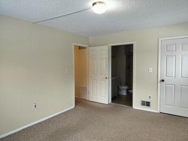 Building Photo - 19 Mendrey Ct