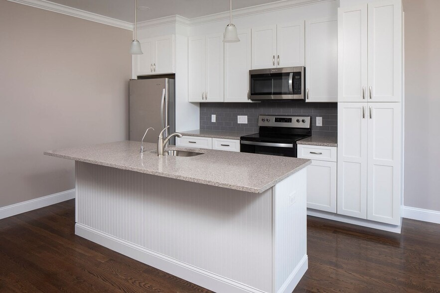 Building Photo - North Washington Square @ Hickory: In-Unit Washer & Dryer, Cold Water, Fitness Center, Sauna, Bar...