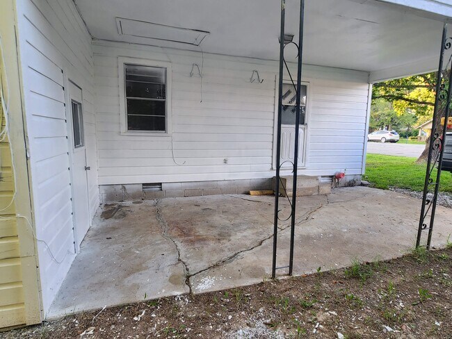 Building Photo - 104 W Searcy St