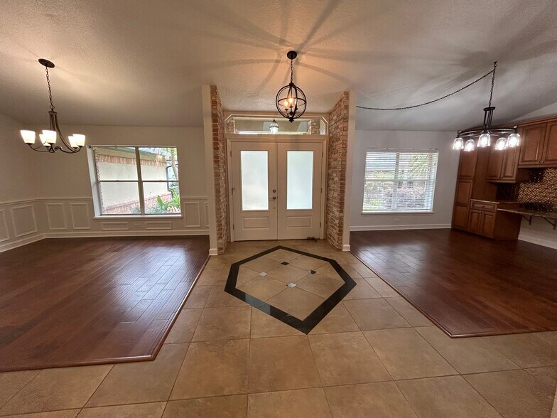 Building Photo - 942 Deerwood Loop