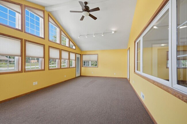 Building Photo - Willow Ridge