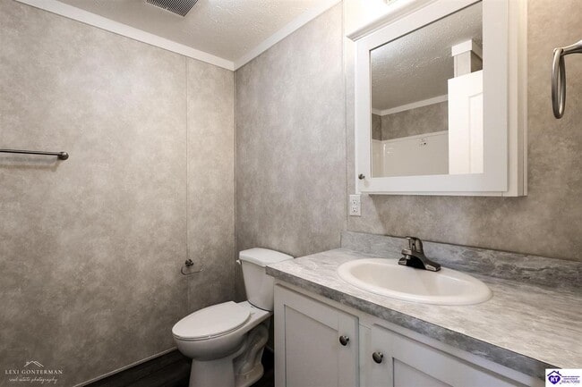 Building Photo - 105 Hastings Dr