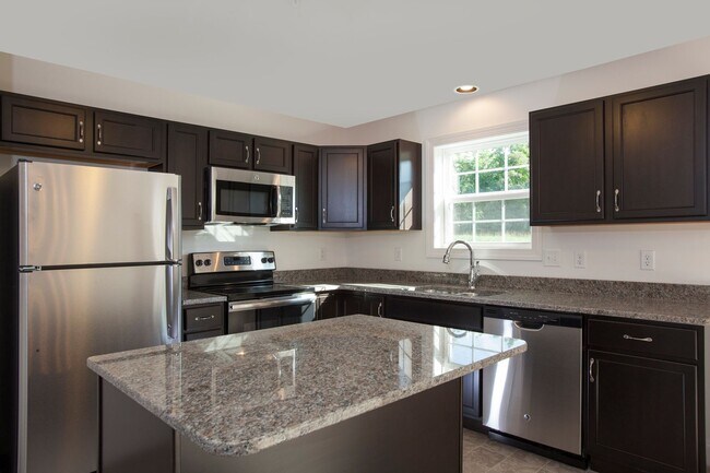 Building Photo - Three Bedroom Luxury Townhome!