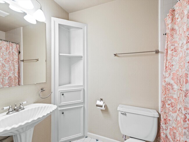 Building Photo - 9811 Charter Ridge Dr