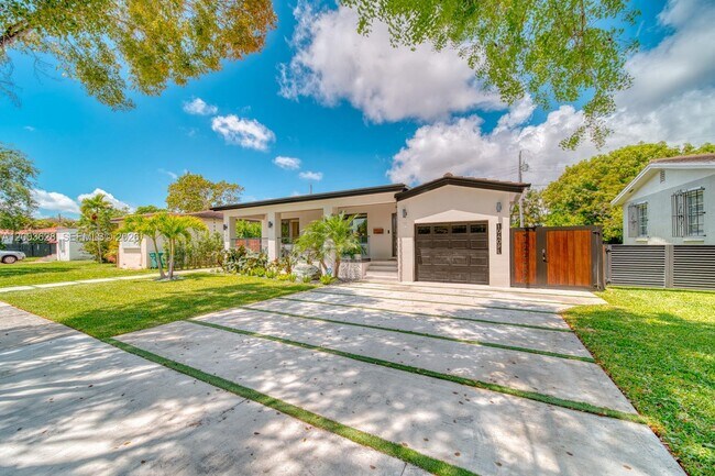 Building Photo - 1940 SW 32nd Pl