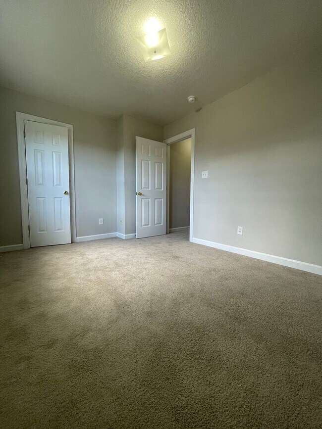 Building Photo - Splendid on Springwood