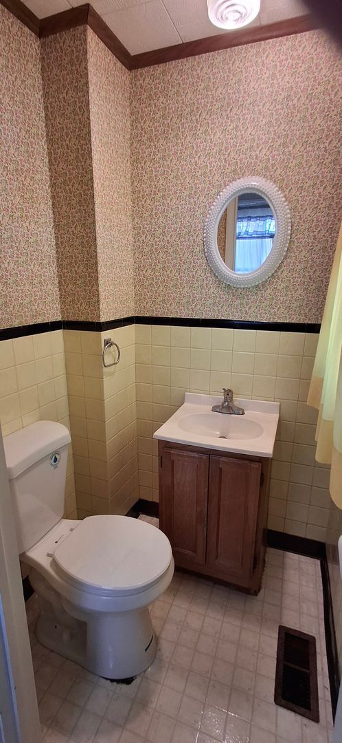 Building Photo - 3 Bedroom 1.5 Bathroom Available in Lancaster!