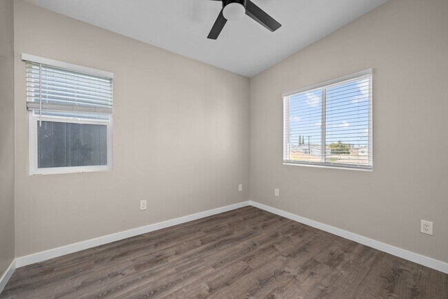 Building Photo - Private rooftop deck!