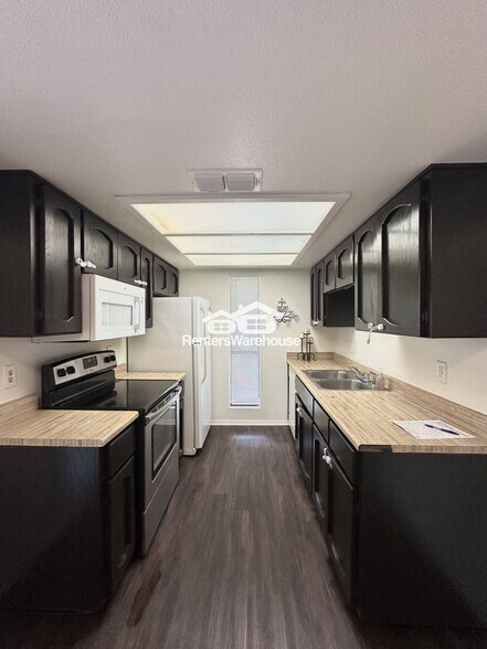 Building Photo - 3119 W Cochise Dr