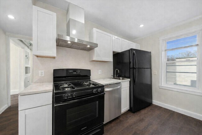 Building Photo - 2144 W Montrose Ave