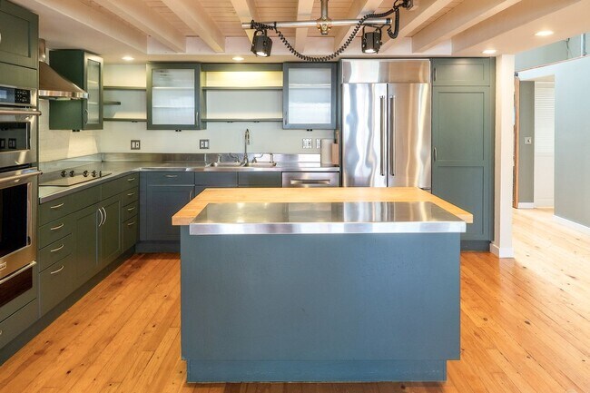 Building Photo - 2bd/1ba Seattle Condo