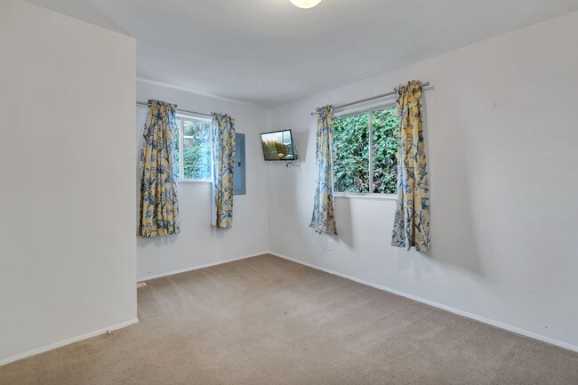 Building Photo - Stunning Sound & Olympic Mountain View Home in North Admiral