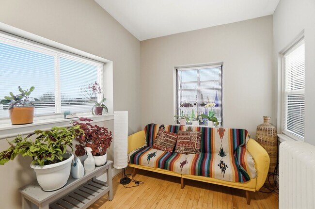 Building Photo - 1220 Louden St