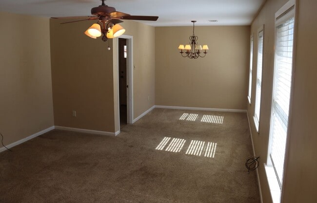 Building Photo - Charming family home in nice neighborhood