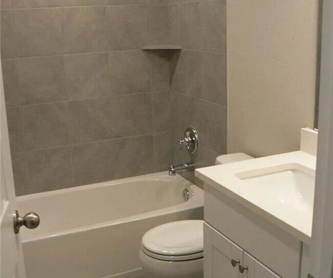Building Photo - Modern 3 Bed and 2.5 Bath Home Near Downto...