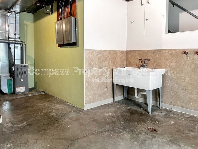 Building Photo - 2717 S Burdick St