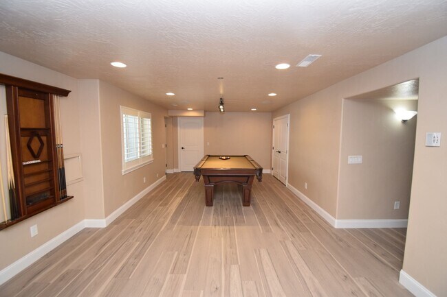 Building Photo - Stunning 6 bedroom 3 bathroom home in Daybreak South Jordan!!!