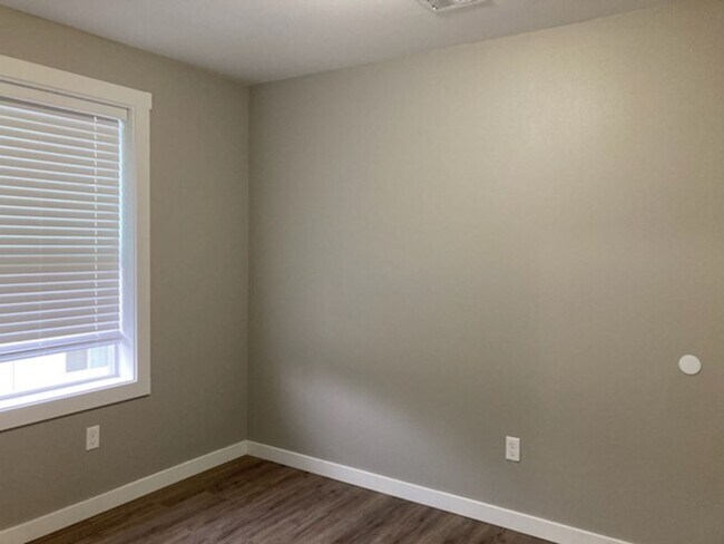Building Photo - 3-bedroom 2.5 bath duplex