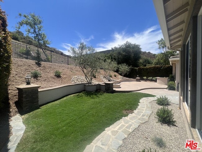 Building Photo - 4566 Via Del Rancho