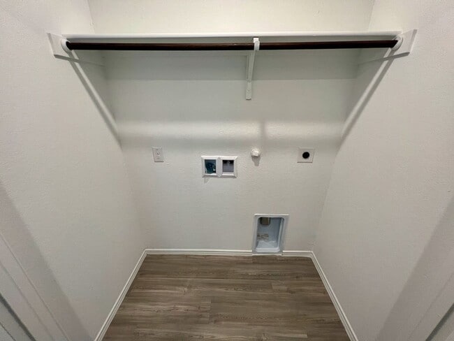 Building Photo - Beautiful 4-Bed 2-Bath Home in the Fabulou...