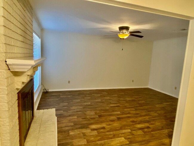 Building Photo - Shreveport LA 71115 - 3 br 2.5 ba townhome...