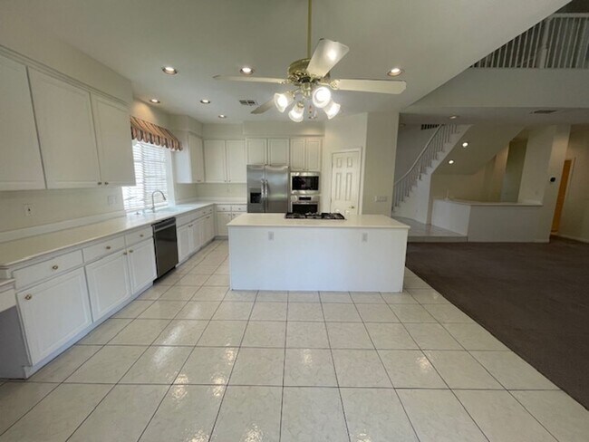 Building Photo - FANTASTIC SPACIOUS HOME LOCATED IN GATED C...