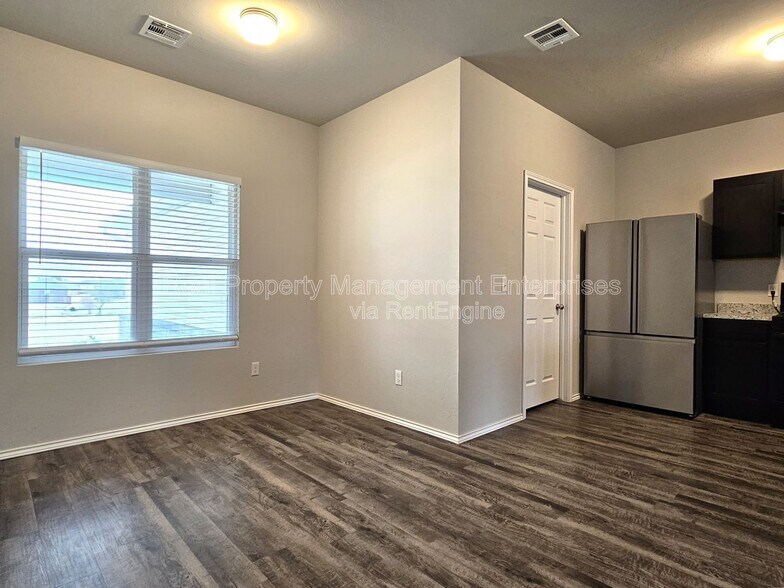 Building Photo - 319 Waterside Dr