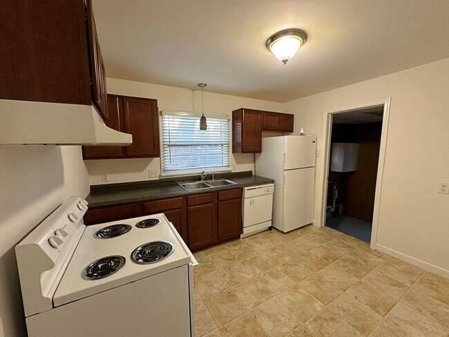 Building Photo - Rancher with Large Back Yard!