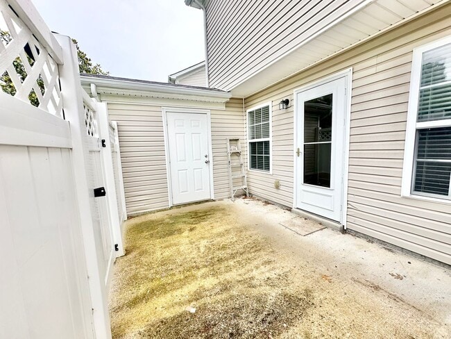 Building Photo - Welcome Home! Rare 3 Bedroom 2.5 Bath Town...