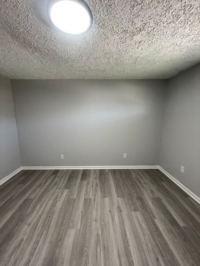 Building Photo - Freshly Renovated 3 Bedroom Ranch with Mod...
