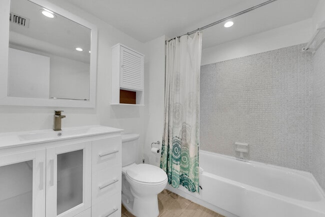 Building Photo - 5300 NE 24th Terrace